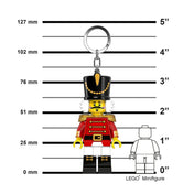 A LEGO Diótörő LED kulcstartó méretarányos képen, 127 mm magasságban, összehasonlítva egy hagyományos LEGO minifigurával.