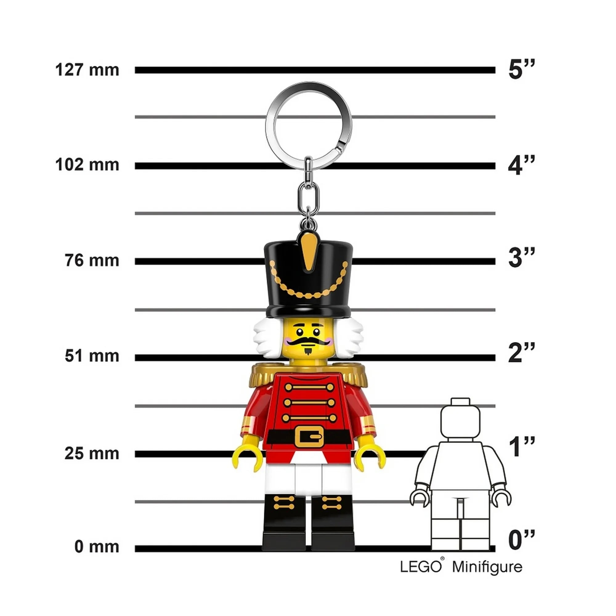 A LEGO Diótörő LED kulcstartó méretarányos képen, 127 mm magasságban, összehasonlítva egy hagyományos LEGO minifigurával.