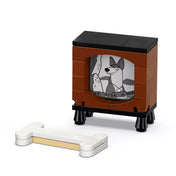 LEGO Disney Lucky és Penny kiskutyák (43271) szett része, egy barna retro televízió és egy LEGO csont.