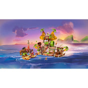LEGO Disney: A kakamorák hajója (43258) játékkészlet tengerparti háttérrel, a film hangulatát idéző tengeri kaland Moanával és Mauival.