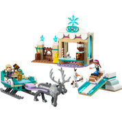 A LEGO Disney Anna szánkózós kalandjai (43256) játék szett részletes nézete, amely bemutatja a forró csokoládé standot, szánt és figurákat.