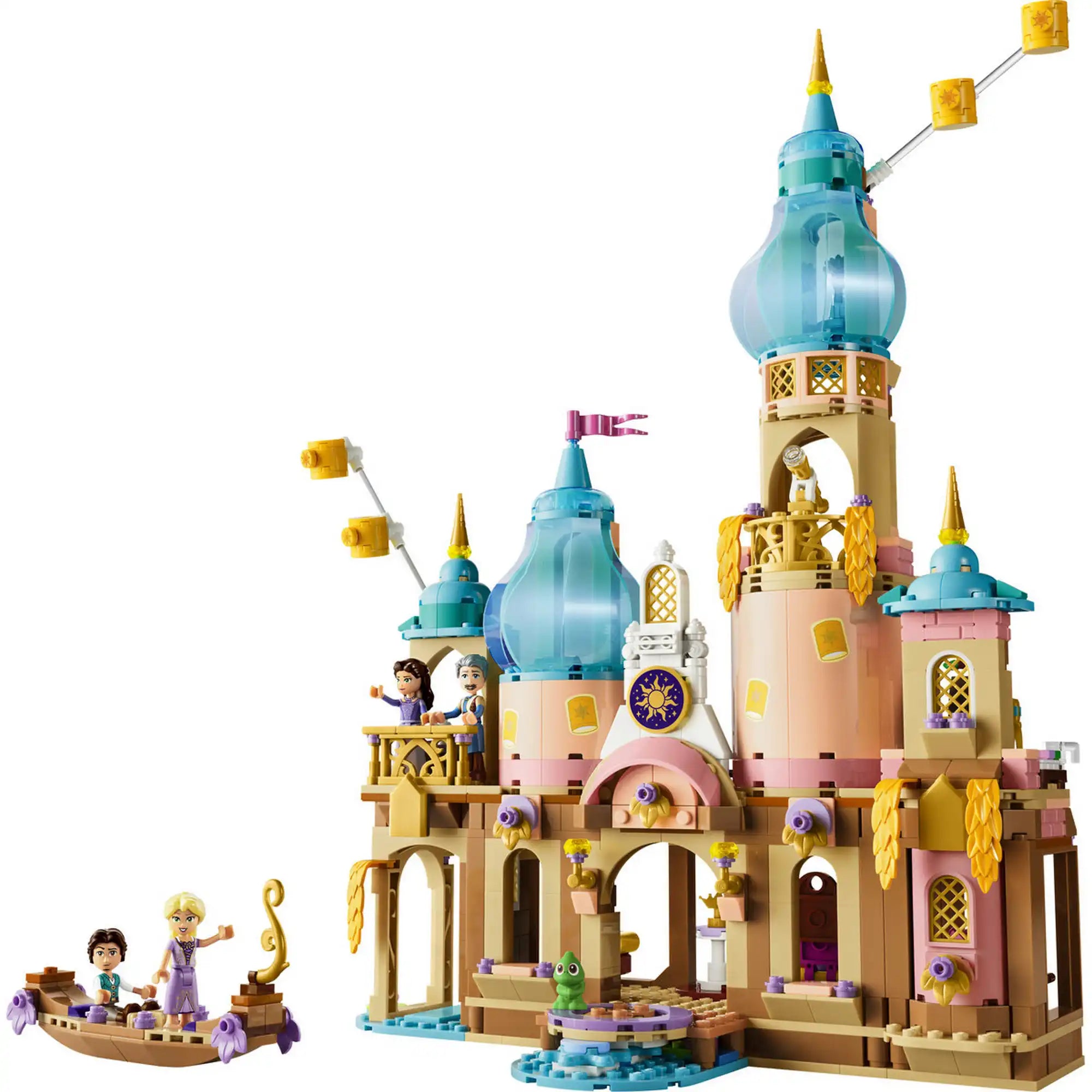 LEGO Disney: Aranyhaj kastélya 43297, 676 darabos készlet részletes modellje magas tornyokkal, erkélyekkel, csónakkal és Disney karakterekkel fehér háttéren.
