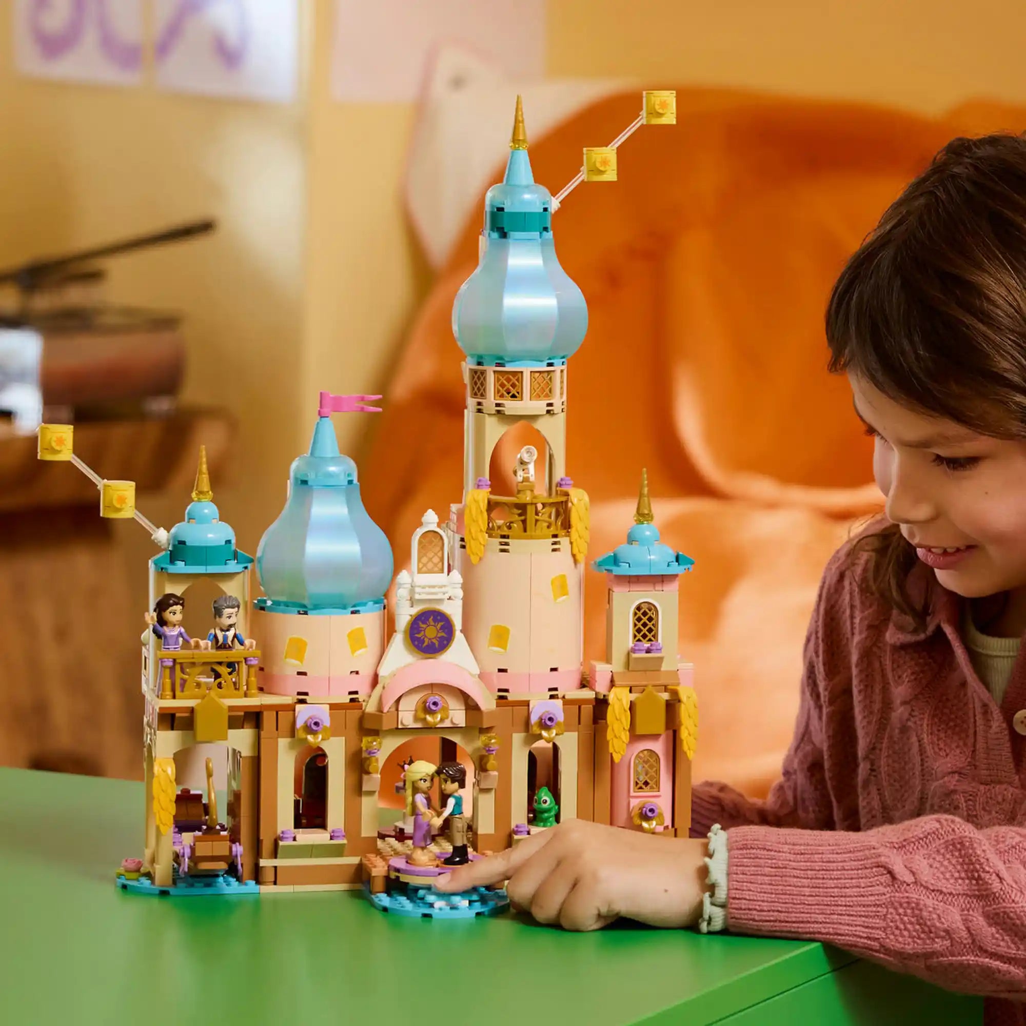 LEGO Disney: Aranyhaj kastélya 43297, 676 darabos készlet játék közben, ahol egy gyermek a kastély figuráival és interaktív elemeivel játszik.