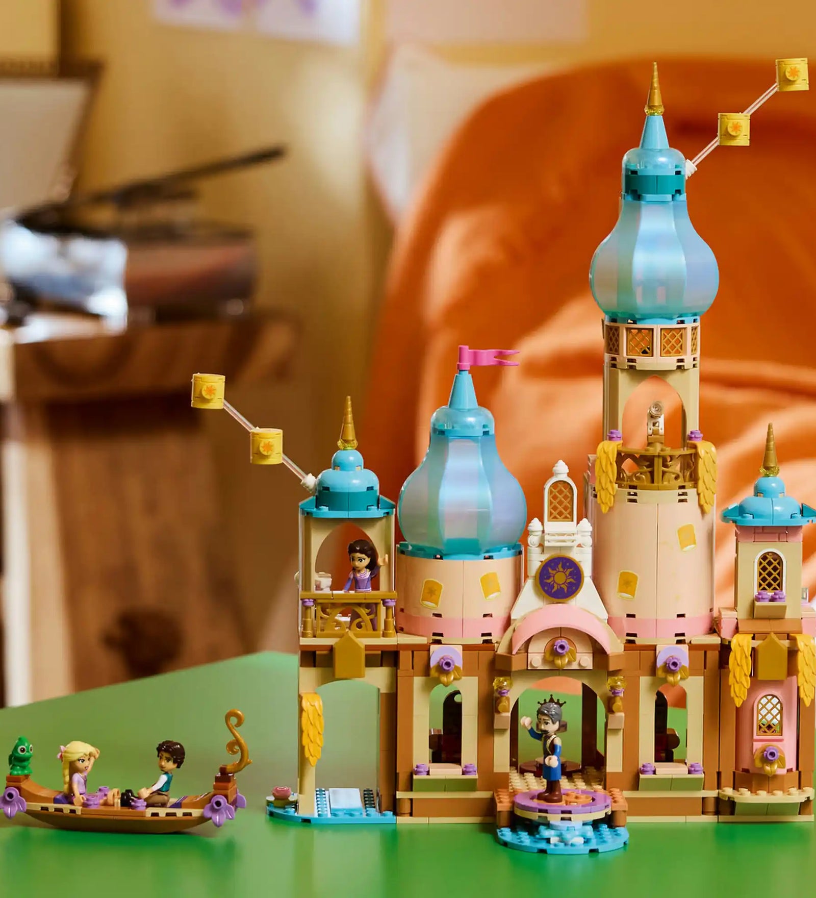 LEGO Disney: Aranyhaj kastélya 43297, 676 darabos készlet teljes megépített kastélya Aranyhaj, Flynn Rider és Pascal figurákkal, valamint csónakos jelenettel a kastély előtt.