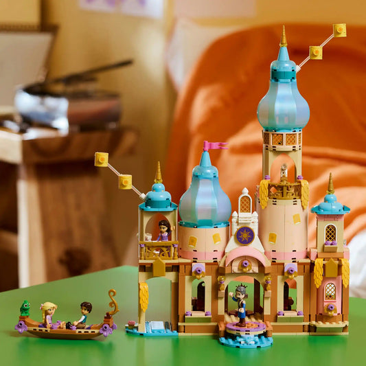 LEGO Disney: Aranyhaj kastélya 43297, 676 darabos készlet teljes megépített kastélya Aranyhaj, Flynn Rider és Pascal figurákkal, valamint csónakos jelenettel a kastély előtt.