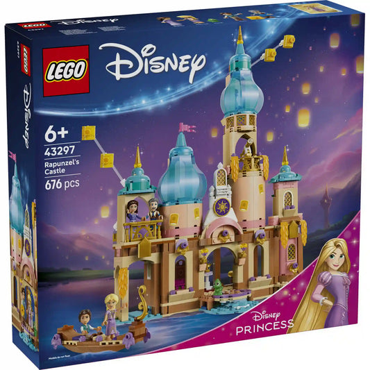LEGO Disney: Aranyhaj kastélya 43297, 676 darabos készlet elülső dobozképe, amely a Disney Princess kastélyt, Aranyhajat, Flynn Ridert és Pascalt ábrázolja.