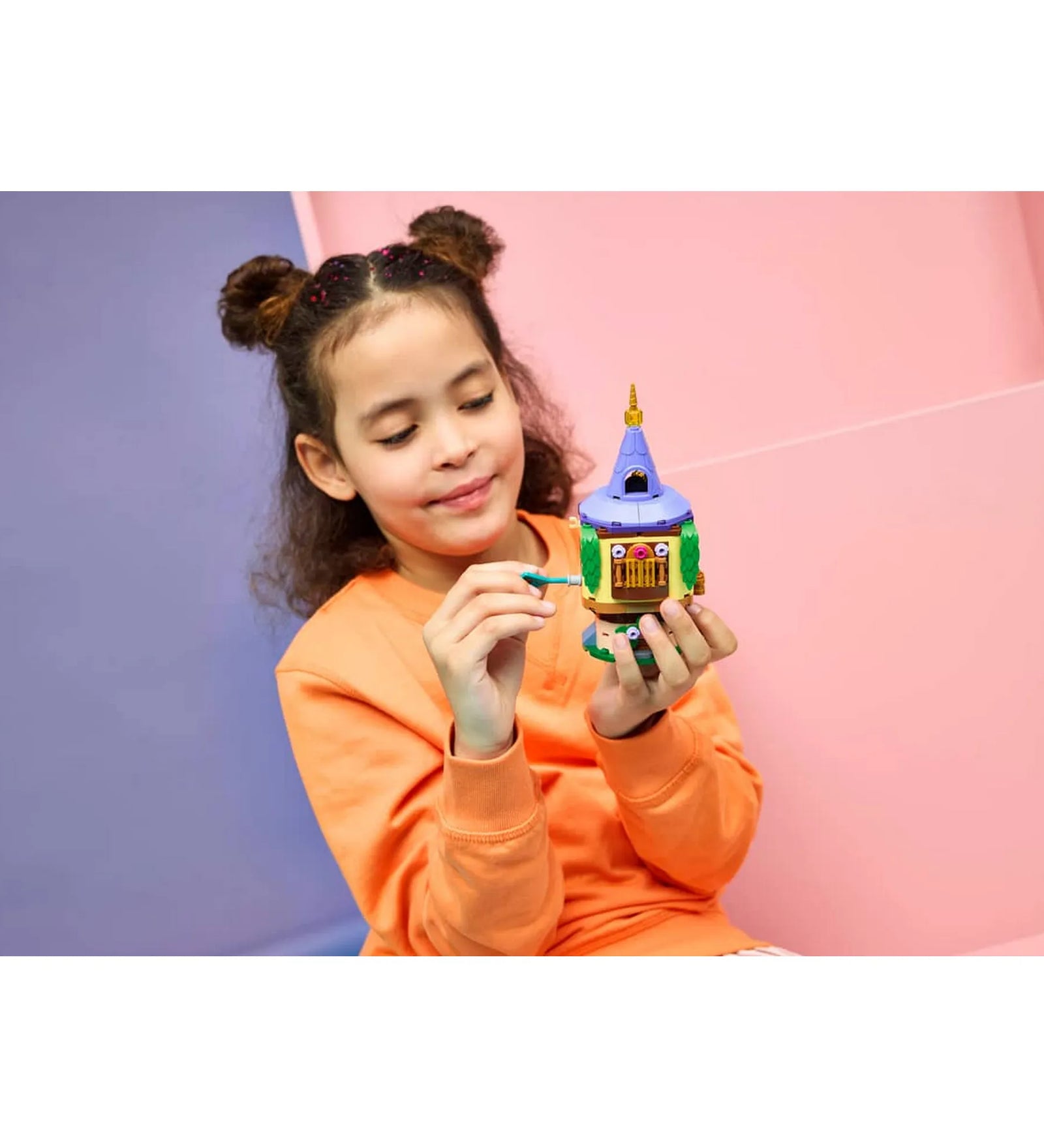 LEGO Disney: Aranyhaj minitornya 43294, 171 darabos készlet játék közben, ahol egy gyermek az Aranyhaj tornyát tartja, és a forgatható funkciókat próbálja ki.