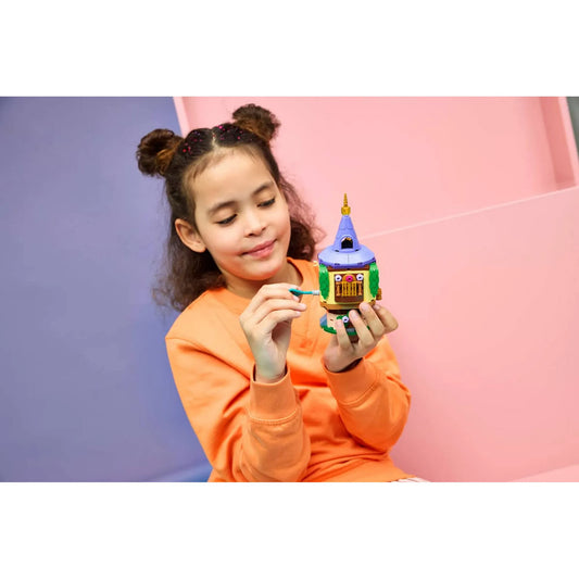 LEGO Disney: Aranyhaj minitornya 43294, 171 darabos készlet játék közben, ahol egy gyermek az Aranyhaj tornyát tartja, és a forgatható funkciókat próbálja ki.