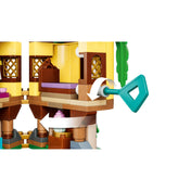 LEGO Disney: Aranyhaj minitornya 43294, 171 darabos készlet forgatható toronyfunkciója, amely kulccsal működtethető és felfedi a belső játékrészeket.