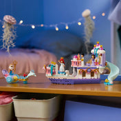 LEGO Disney: Ariel esküvői hajója 43299, 519 darabos készlet játék közben, Ariel, Eric herceg és Triton király figuráival a díszes esküvői hajón.