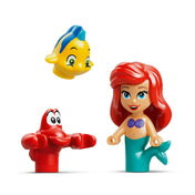 LEGO® ǀ Disney Ariel varázslatos minipalotája (43285) készlet három szereplője: Ariel, Ficánka és Sebastian, színes és részletes minifigura formában, fehér háttéren.