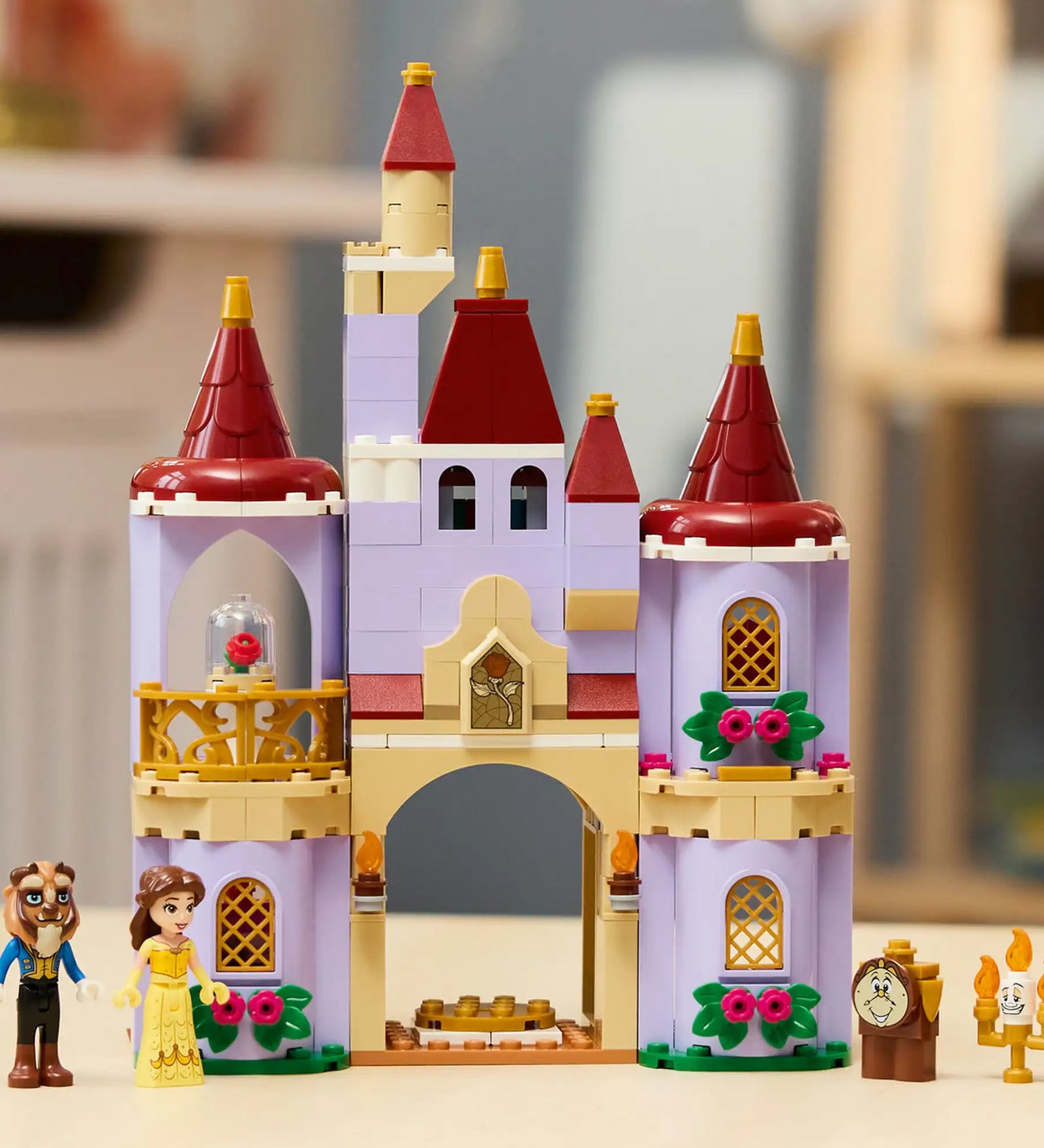 LEGO Disney: Belle és a Szörnyeteg varázslatos kastélya 43289, 254 darabos készlet megépített kastélyhomlokzattal, Belle és Szörnyeteg minifigurákkal, valamint az Óra és Lumière karakterekkel.