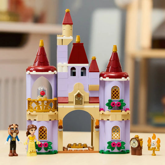 LEGO Disney: Belle és a Szörnyeteg varázslatos kastélya 43289, 254 darabos készlet megépített kastélyhomlokzattal, Belle és Szörnyeteg minifigurákkal, valamint az Óra és Lumière karakterekkel.