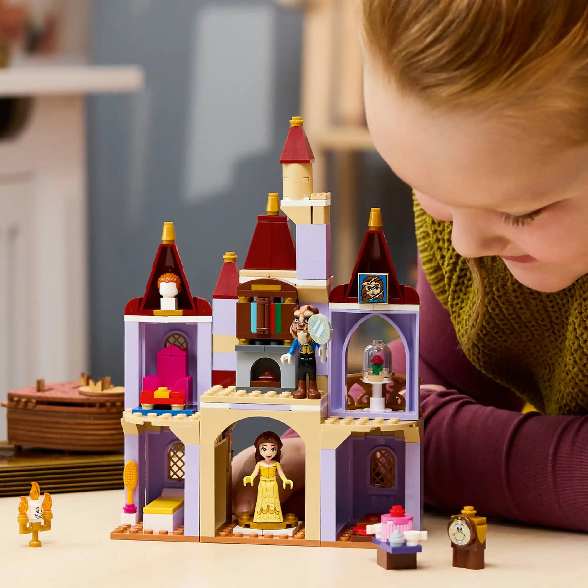 LEGO Disney: Belle és a Szörnyeteg varázslatos kastélya 43289, 254 darabos készlet játék közben, nyitható kastélybelsővel, könyvespolccal, rózsával és Disney szereplőkkel.