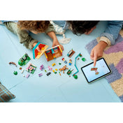 LEGO Toy Story Blaze lovarda építés közben, gyerekek tablet segítségével követik az útmutatót, interaktív LEGO Builder élmény
