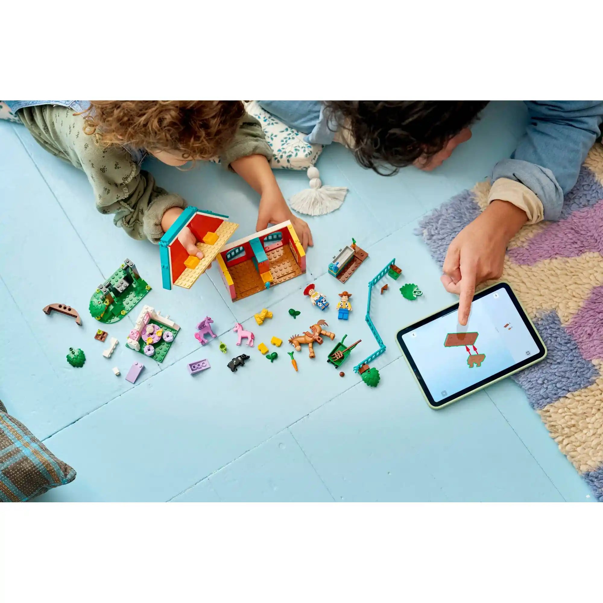 LEGO Toy Story Blaze lovarda építés közben, gyerekek tablet segítségével követik az útmutatót, interaktív LEGO Builder élmény