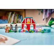 LEGO Toy Story 5 Blaze lovardája (43304) teljes készlet, piros istálló, kerítés, állatok és minifigurák színes játékkörnyezetben