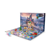 A kinyitott LEGO Disney adventi naptár havas kastélyos háttere és színes játéktáblája, hercegnőfigurákkal és ünnepi modellekkel.