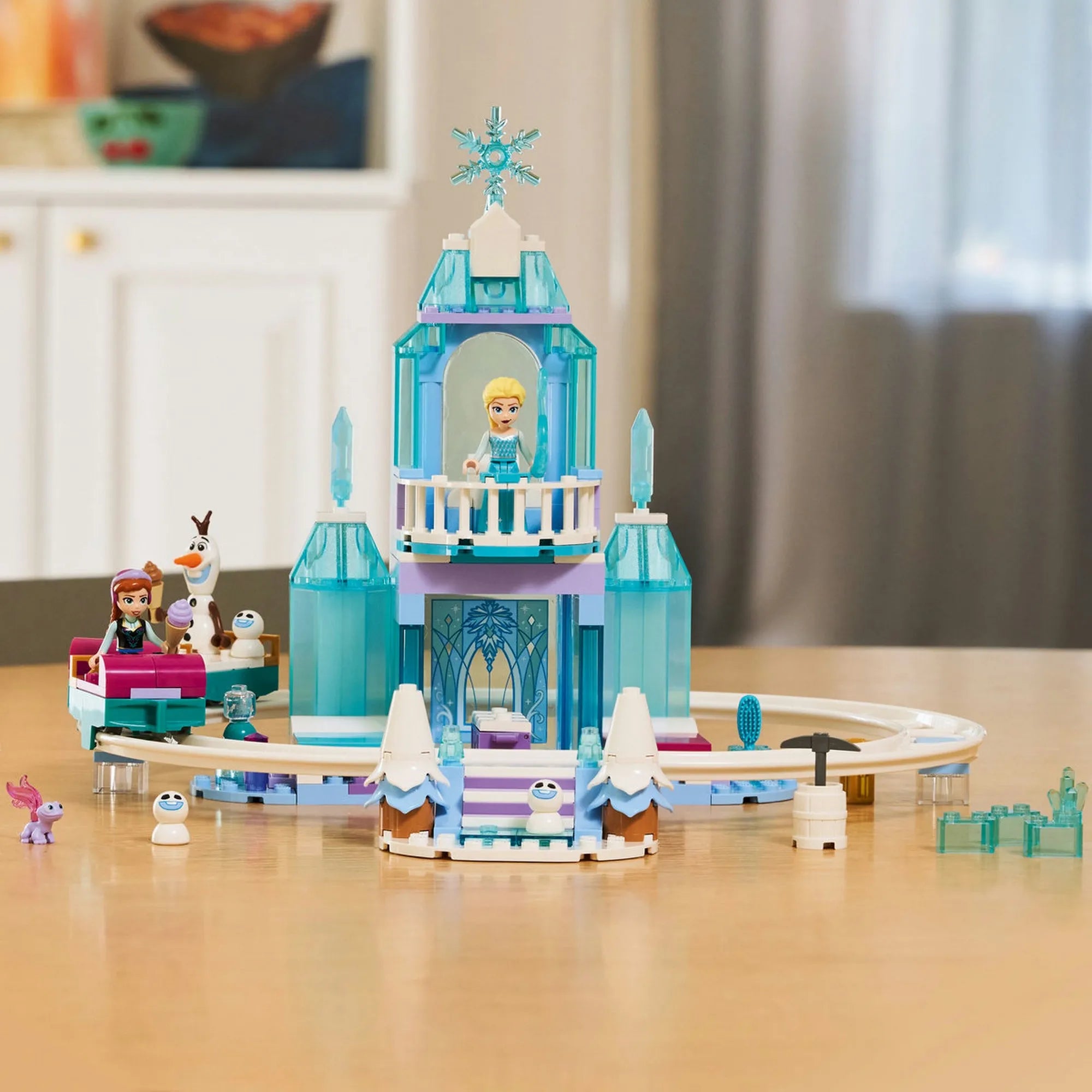 Megépített LEGO Disney Elsa jégkastélya kör alakú szánkópályával, figurákkal és kiegészítőkkel