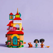 LEGO Disney Encanto miniház (43261) - A készlet Mirabel és Antonio minifiguráival, valamint egy kapibara figurával.