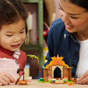 LEGO Disney: Falusi ház és tutaj 43282, 85 darabos készlet játék közben, ahol egy gyermek és egy felnőtt építi és felfedezi Moana falusi jelenetét.