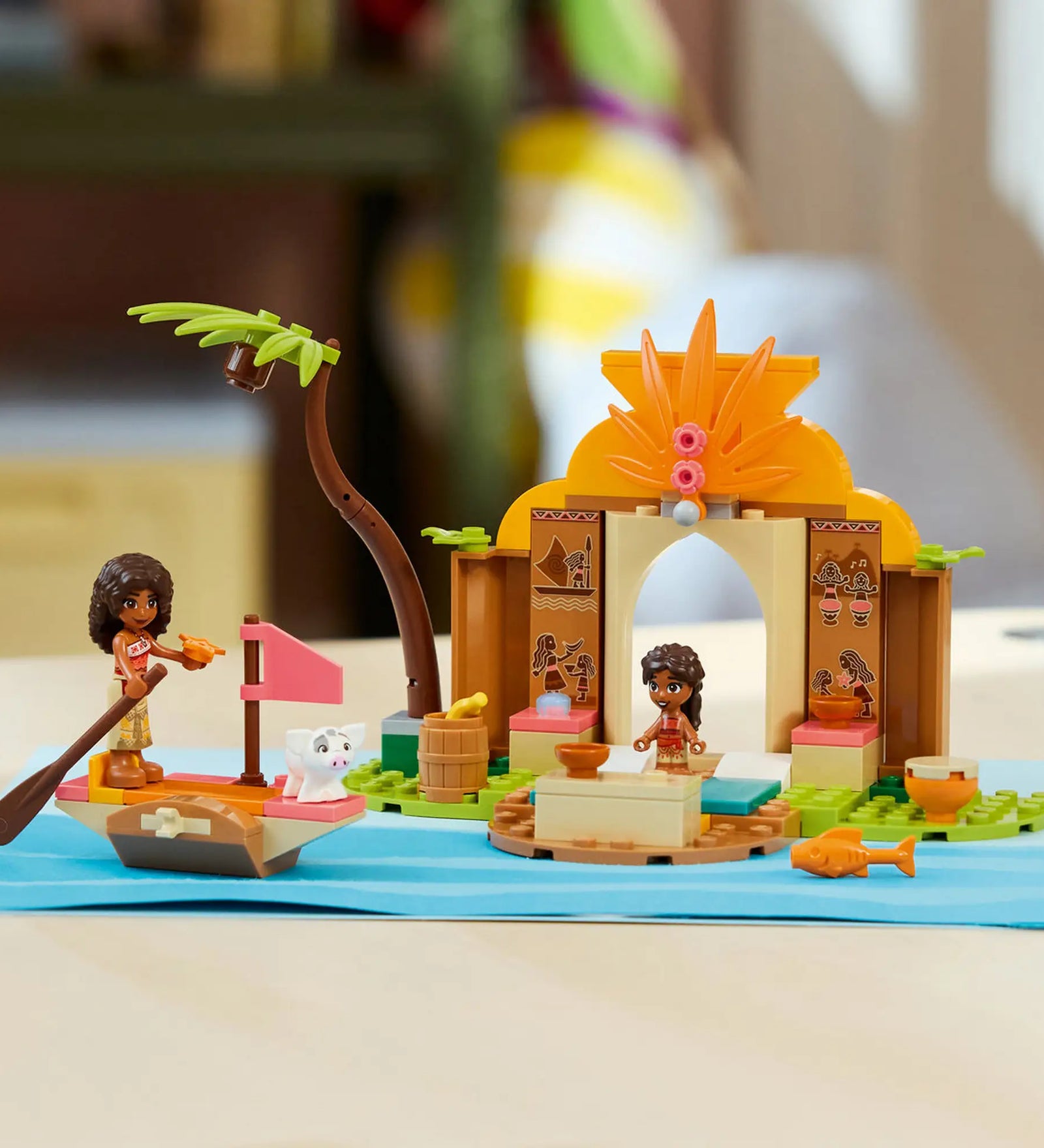 LEGO Disney: Falusi ház és tutaj 43282, 85 darabos készlet jelenete Moana falusi házával, tutajjal, pálmafával és figurákkal berendezett szigeten.