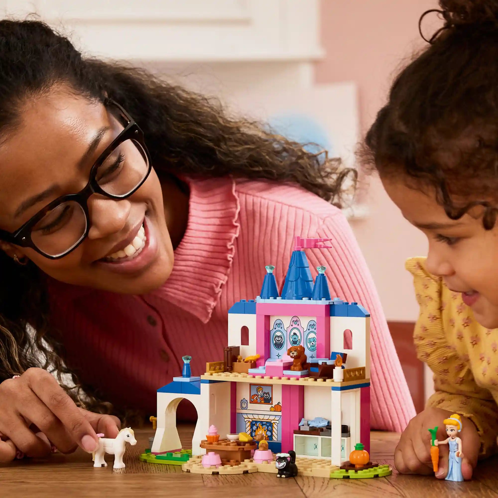 LEGO Disney: Hamupipőke kastélya és állatbarátai 43283, 149 darabos készlet családi játékjelenetben, Hamupipőke figurával, pónival és a kétszintes kastély részletes szobáival.