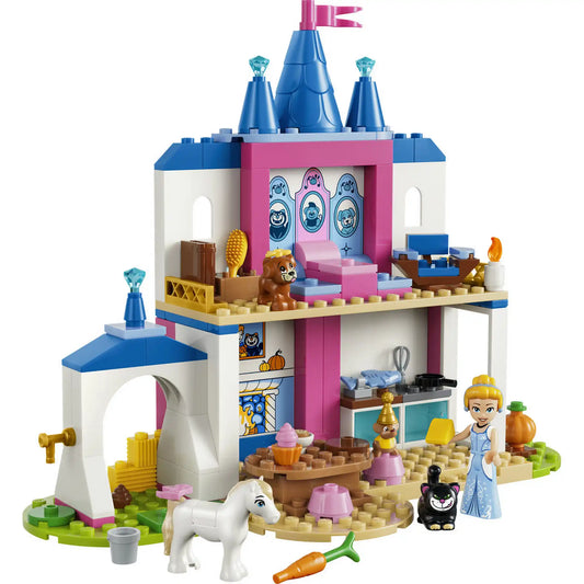 LEGO Disney: Hamupipőke kastélya és állatbarátai 43283, 149 darabos készlet részletes kastélymodellje trónteremmel, kandallóval, konyhával, pónival, cicával és Hamupipőke minifigurával.