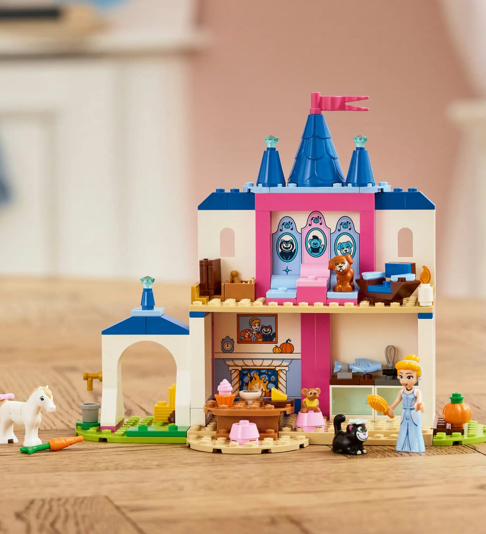 LEGO Disney: Hamupipőke kastélya és állatbarátai 43283, 149 darabos készlet teljesen megépített kastélyrésze Hamupipőke minifigurával, pónival, cicával, kutyával és részletgazdag belső terekkel.