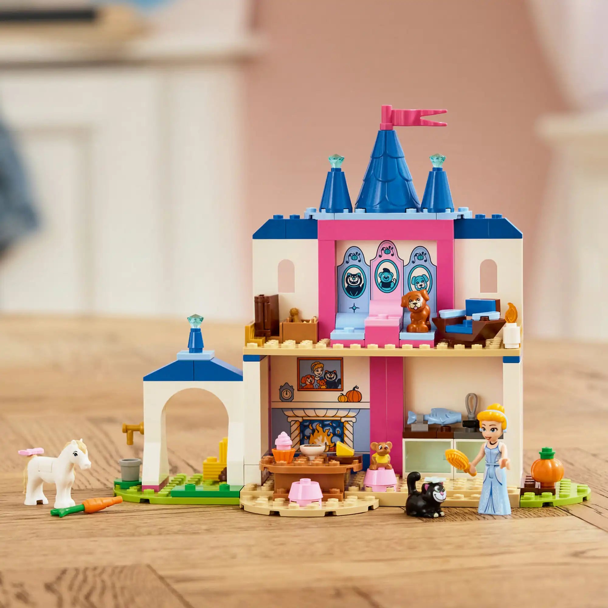 LEGO Disney: Hamupipőke kastélya és állatbarátai 43283, 149 darabos készlet teljesen megépített kastélyrésze Hamupipőke minifigurával, pónival, cicával, kutyával és részletgazdag belső terekkel.