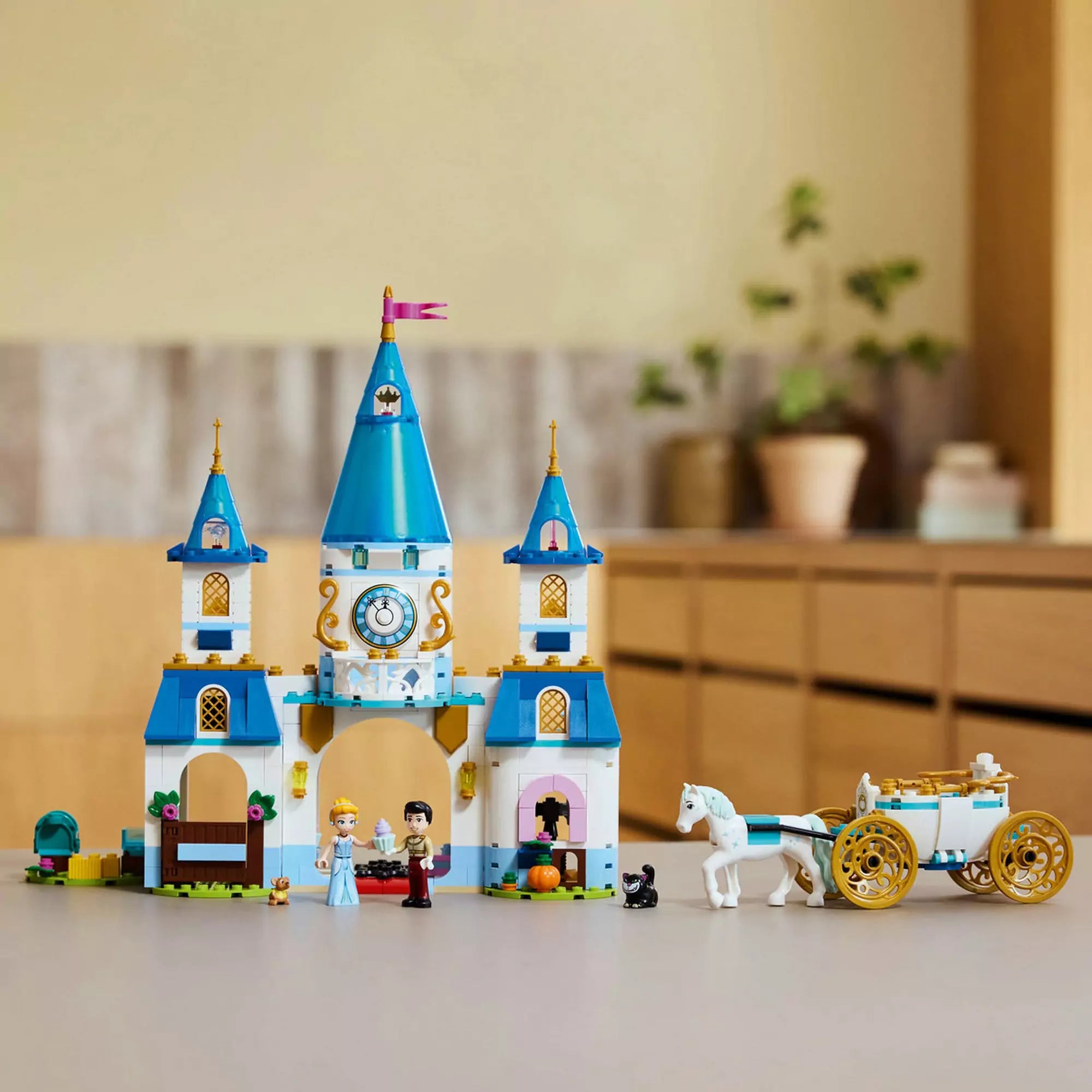  LEGO Disney Hamupipőke kastélya és hintója 43275 készlet felépített modellje, amelyen a kastély, a hintó és az állatok láthatók.