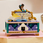LEGO Disney: Jázmin ékszerdoboza 43295, 458 darabos készlet megépített ékszerdoboza, amelynek tetején Jázmin és Aladdin a repülő szőnyegen ülnek a felhők és a hold előtt.