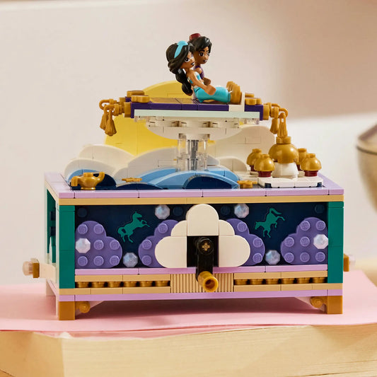 LEGO Disney: Jázmin ékszerdoboza 43295, 458 darabos készlet megépített ékszerdoboza, amelynek tetején Jázmin és Aladdin a repülő szőnyegen ülnek a felhők és a hold előtt.