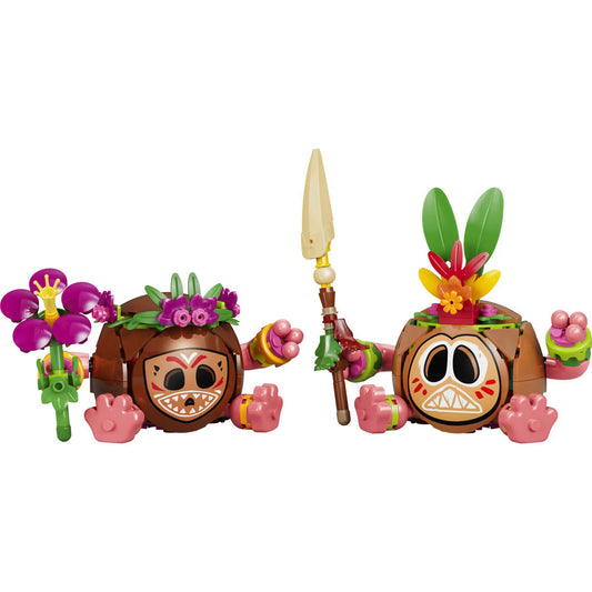 LEGO Disney: Kakamora 43293, 407 darabos készlet megépített modellje két részletgazdag Kakamora figurával, virágos dekorációval, lándzsával és cserélhető arckifejezésekkel.