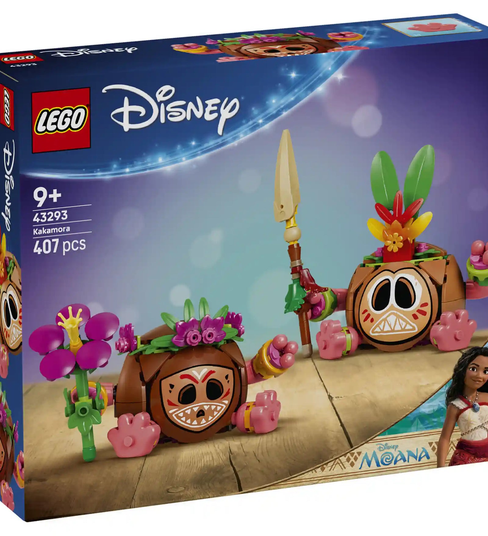 LEGO Disney: Kakamora 43293, 407 darabos készlet elülső dobozképe a Vaiana film ismert Kakamora figuráival, virágos és harcos kiegészítőkkel, lándzsával és trópusi díszítésekkel.