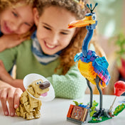 LEGO Disney: Kevin és Dug 43290, 628 darabos – gyerekek játszanak a Dug kutyát és Kevin madarat ábrázoló színes LEGO figurákkal az Up című filmből.