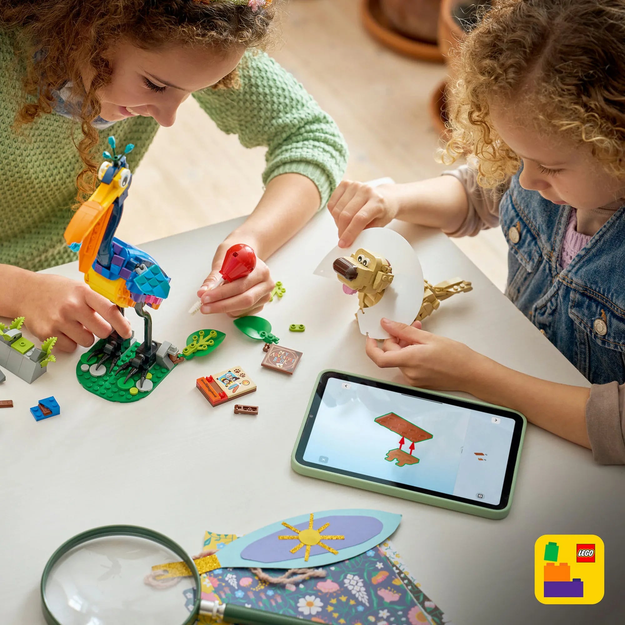 LEGO Disney: Kevin és Dug 43290, 628 darabos – gyerekek építik és játszanak Kevin madár és Dug kutya LEGO figuráival, LEGO Builder alkalmazással és kreatív kiegészítőkkel.