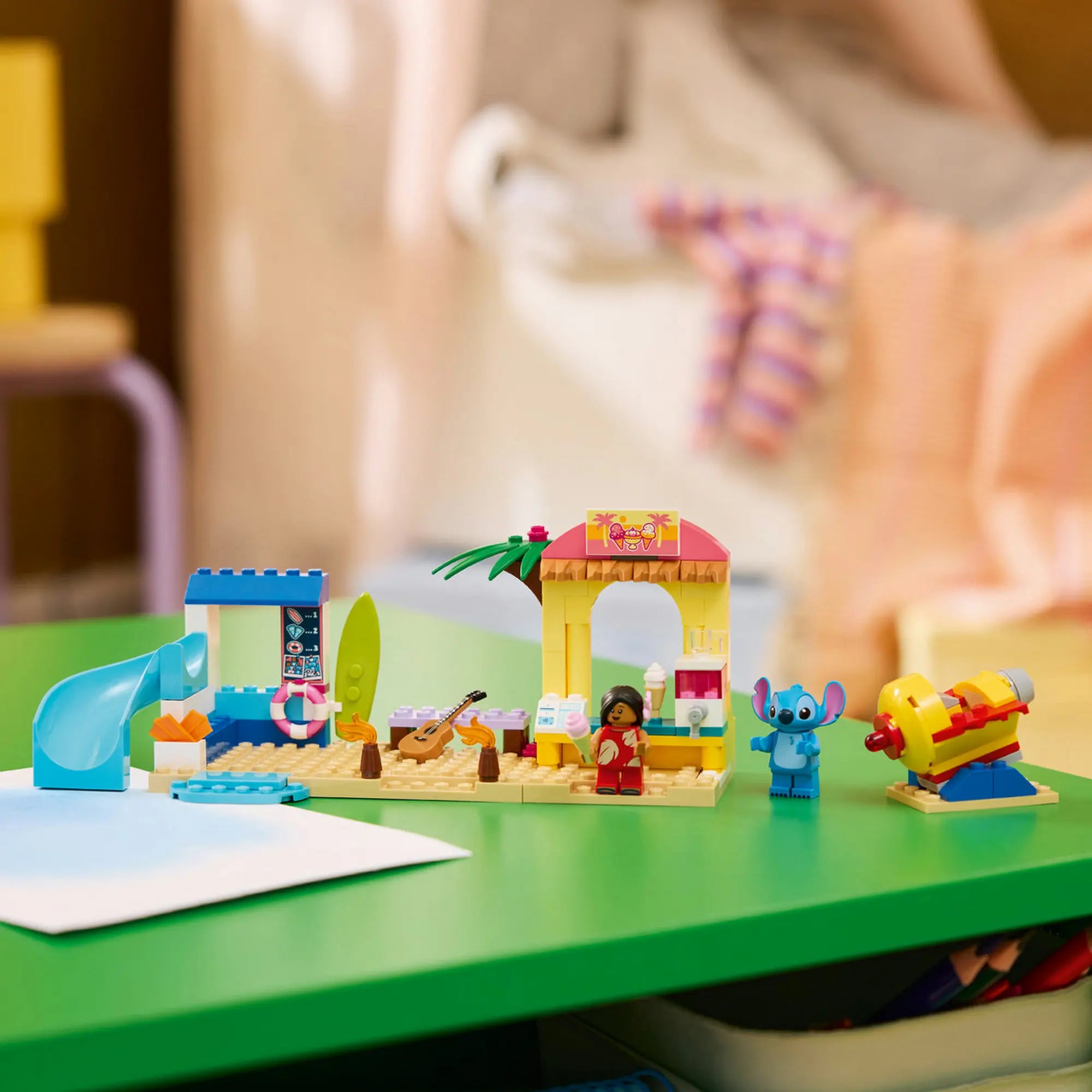 LEGO Disney Lilo és Stitch tengerparti kalandja 43280, 113 darabos készlet kiállított modellje Stitch és Lilo figurákkal, strandbüfével és vízi attrakcióval.