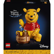 LEGO Disney Micimackó (43300) építőkészlet dobozképe, nagy méretű Micimackó figura piros pólóban egy mézes bödönnel, „HUNNY” felirattal, 1399 darabos gyűjtői LEGO készlet felnőtteknek.