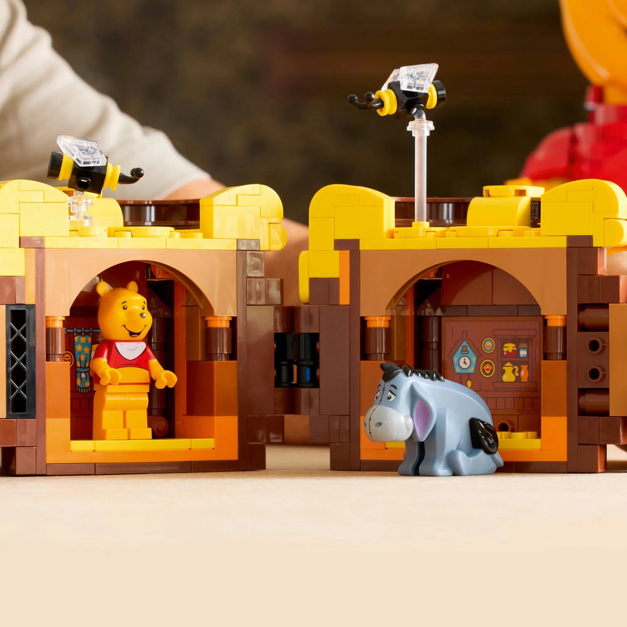 LEGO Disney Hunny mézescsupor kinyitva, belsejében rejtett szobák Micimackó és Füles figurákkal.