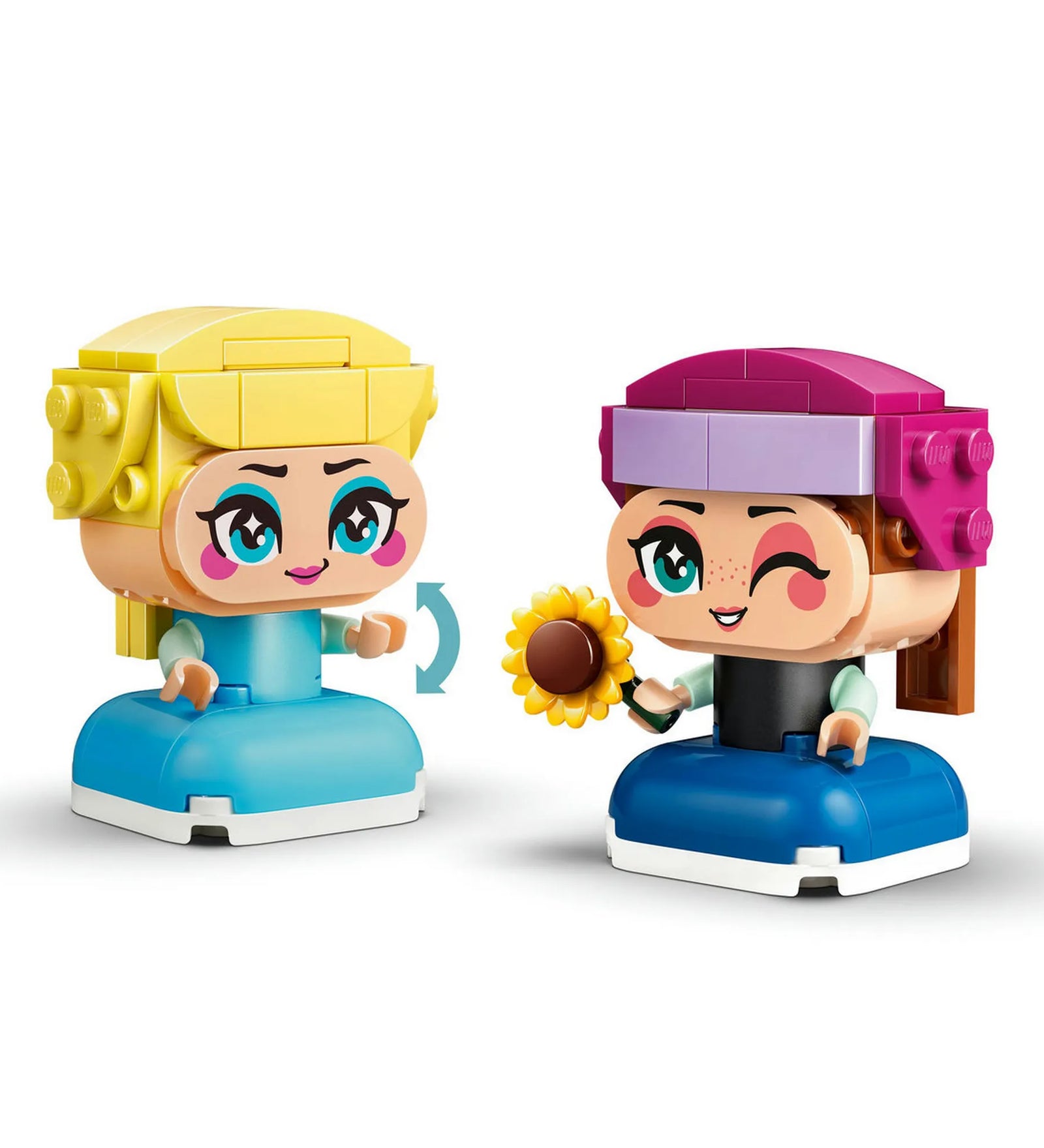 LEGO Disney Mini Anna és Elsa 43284 – Anna és Elsa LEGO figurák szemből, kiegészítőkkel fehér háttéren.