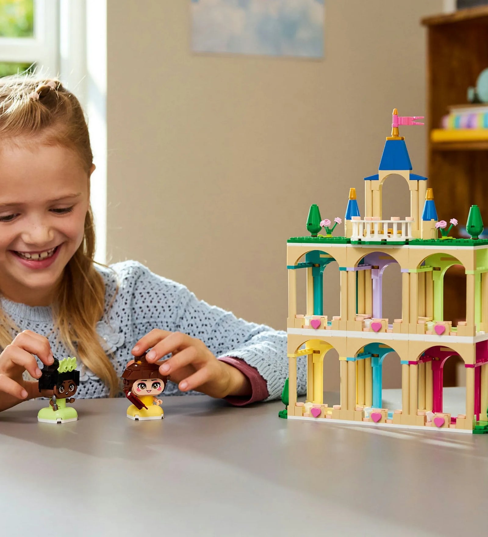 LEGO Disney Mini Belle & Tiana kastéllyal (43291) – gyermek játék közben a megépített kastéllyal és figurákkal.