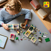 LEGO Disney Mini Belle & Tiana kastéllyal (43291) – építés közbeni jelenet, szétszedett kastélyelemek az asztalon.