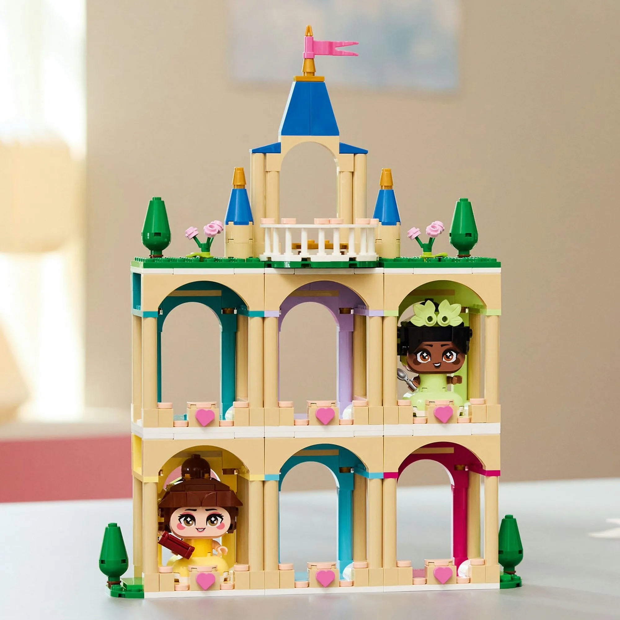 LEGO Disney Mini Belle & Tiana kastéllyal (43291) – a teljesen megépített, emeletes LEGO kastély Belle és Tiana figurákkal.