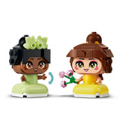 LEGO Disney Mini Belle & Tiana kastéllyal (43291) – Belle és Tiana mini figura közeli képe kiegészítőkkel.