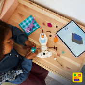 LEGO Disney: Olaf és Bruni vidám piknikezése 43287 – Felülnézeti kép az építésről, Olaf elemeivel és digitális útmutatóval.