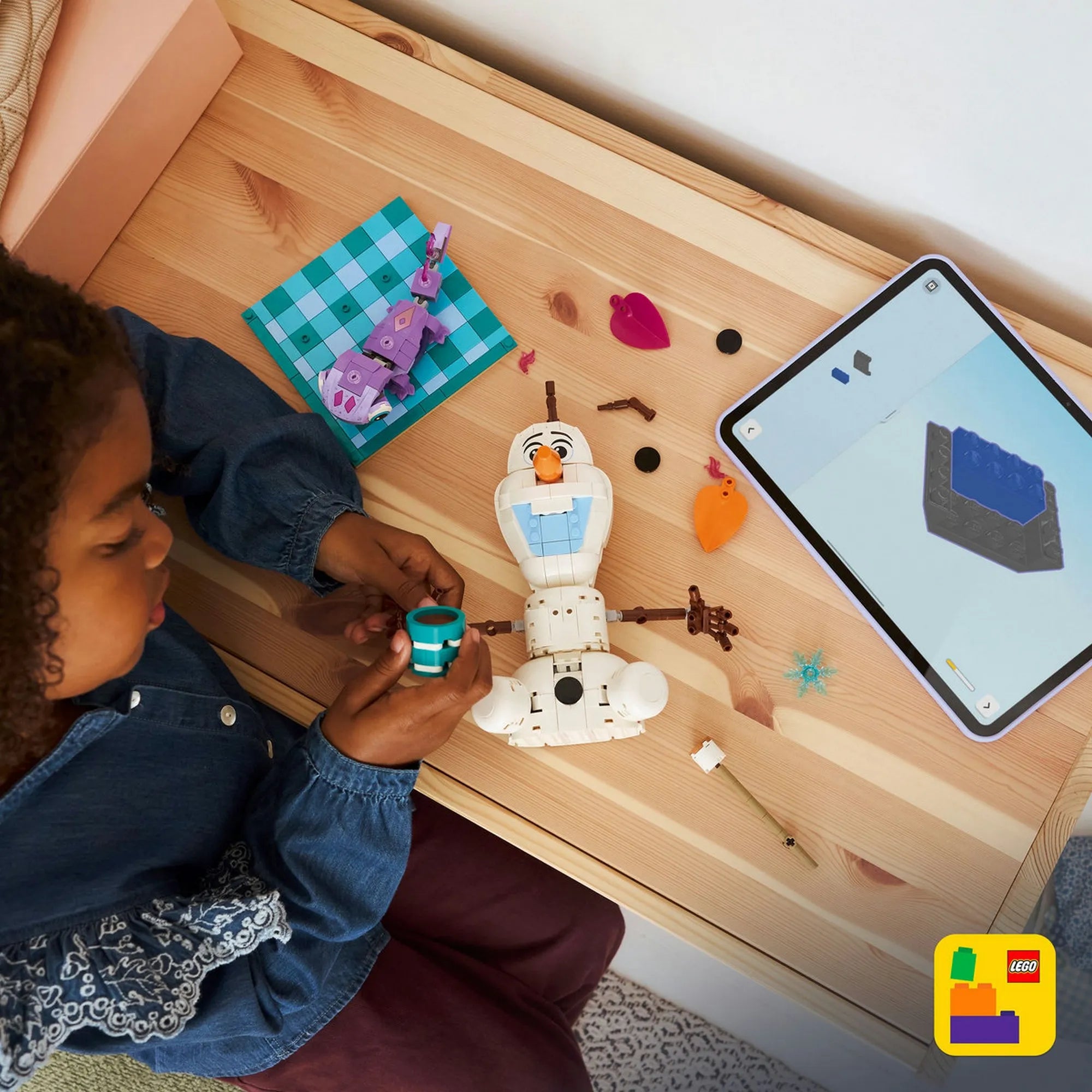 LEGO Disney: Olaf és Bruni vidám piknikezése 43287 – Felülnézeti kép az építésről, Olaf elemeivel és digitális útmutatóval.