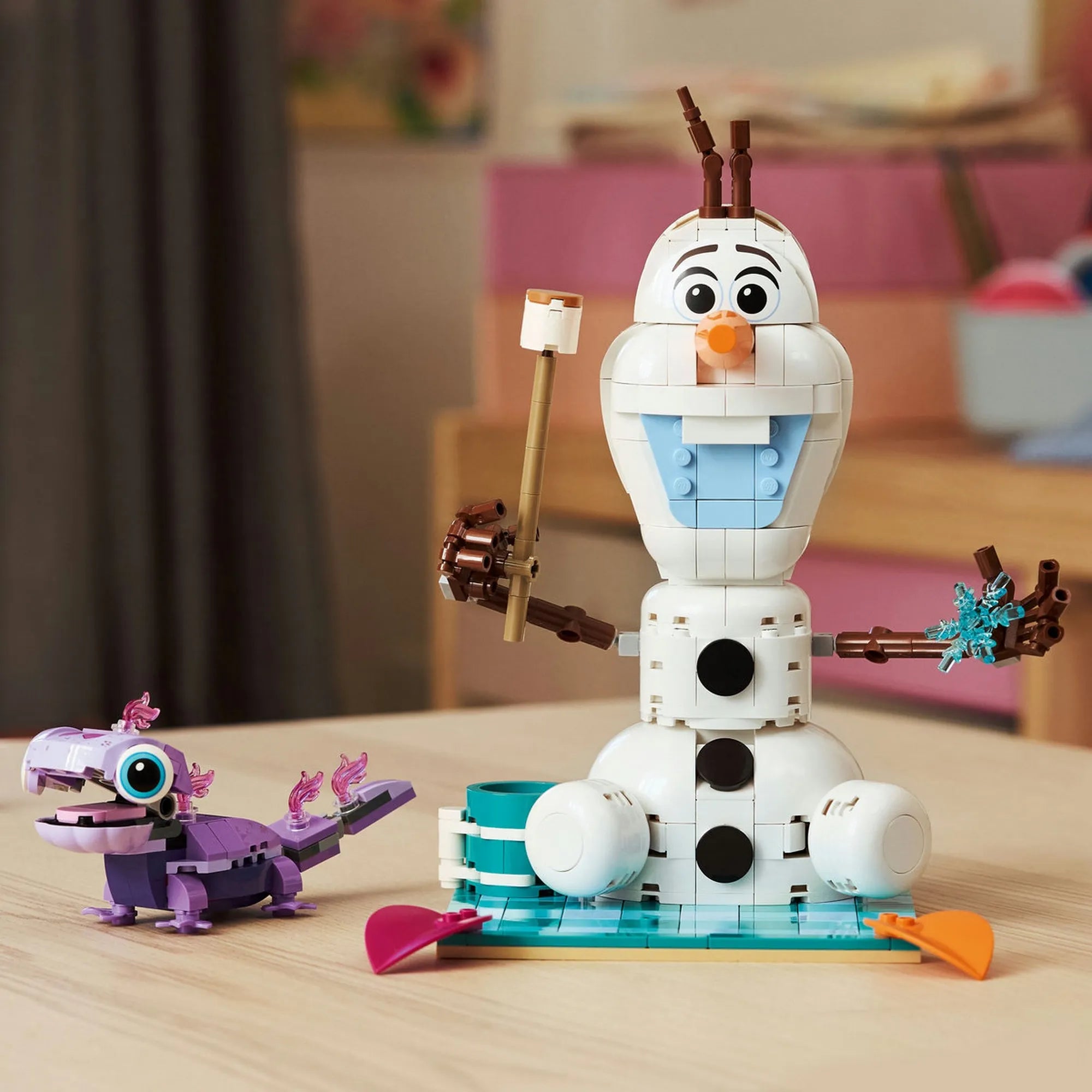 LEGO Disney: Olaf és Bruni vidám piknikezése 43287 – Olaf hóember és Bruni szalamandra játék közbeni elrendezésben.