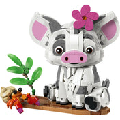LEGO Disney: Pua 43292, 885 darabos készlet részletes termékfotója a megépített Pua figurával, rózsaszín virággal, pálmalevelekkel és kis rák figurával a díszes talapzaton.