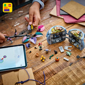 Gyerek építi a LEGO Disney Sally virágcserepe (43288) készletet, szétszedett elemekkel, virágalkatrészekkel és Sally minifigurával egy fa asztalon.